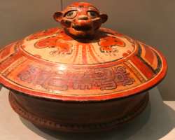 The museum displays ancient arts like the Collecti The museum displays ancient arts like the Collection of Pottery, Collection of Bronzes, Wild and Marine Life, Paintings and Calligraphy, and many othe